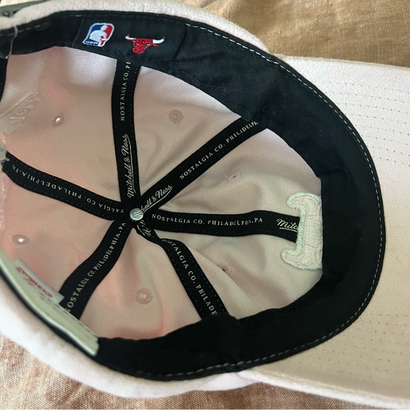 Chicago Bulls Suede Pink Dad Cap - Mitchell & Ness - Picture 3 of 6